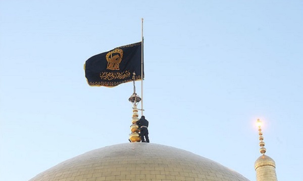 حرم مطہر رضوی کے گنبد مبارک پر سید الشہداء کی عزا کا پرچم نصب کردیا گیا