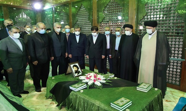 صدر رئیسی اور تیرہویں کابینہ کے ارکان کا حضرت امام خمینی (رہ) کے مزار پر تجدید عہد