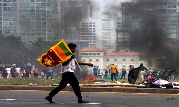 سری لنکا میں ہنگاموں میں 5 افراد ہلاک اور190 زخمی/ مستعفی وزیر اعظم کا گھر نذر آتش