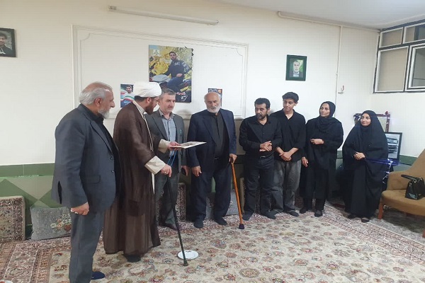 دیدار مسئول حوزه نمایندگی ولی‌فقیه در بنیاد شهید همدان با خانواده شهدای جنگ رمضان در اسدآباد + تصاویر