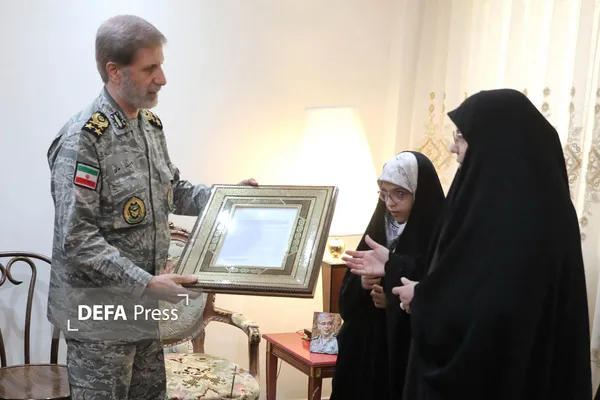دیدار فرمانده کل ارتش با خانواده سپهبد شهید محمد باقری دیدار فرمانده کل ارتش با خانواده سپهبد شهید محمد باقری