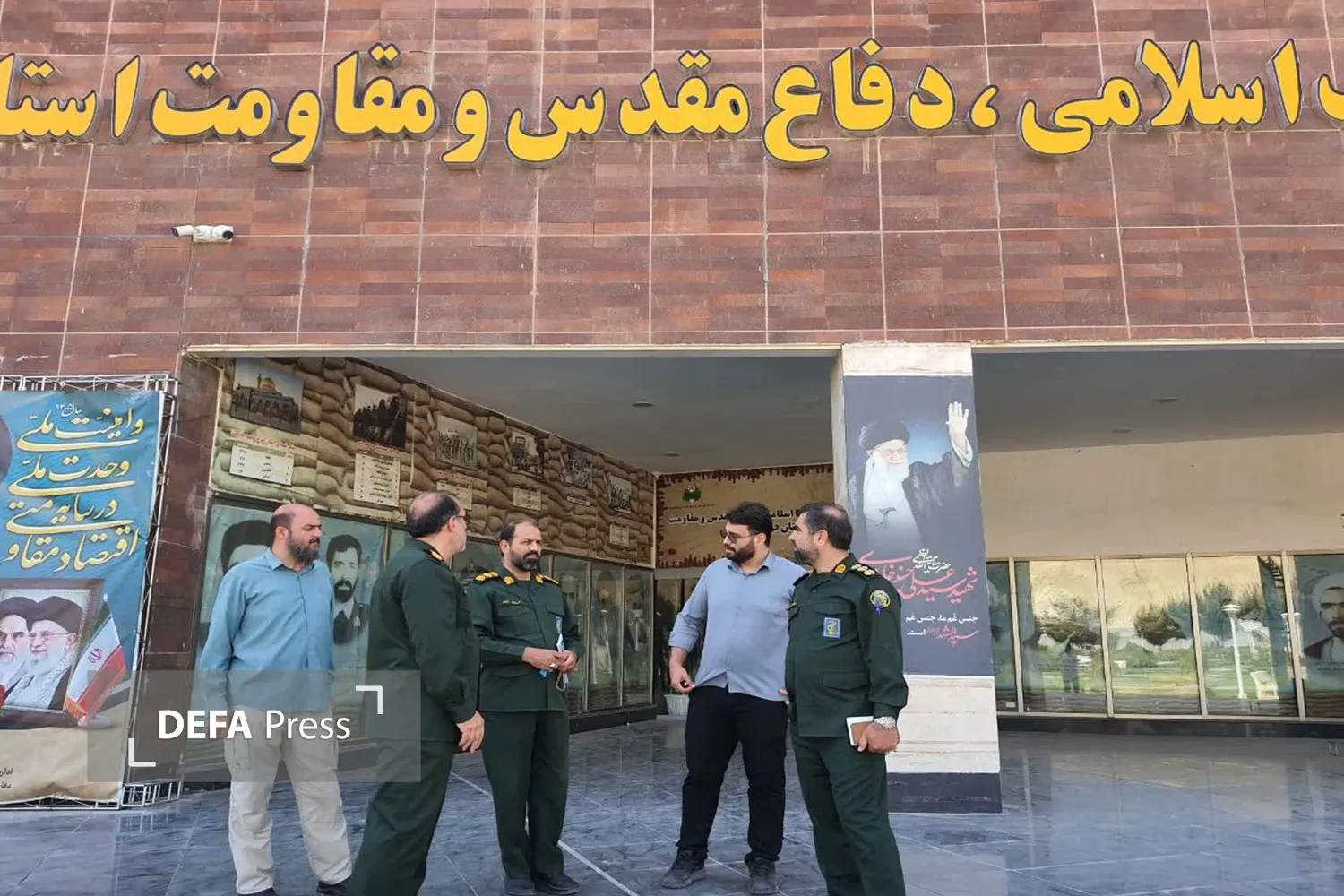 تصاویر/ بازدید سرهنگ «حرزاده» از موزه دفاع مقدس قم