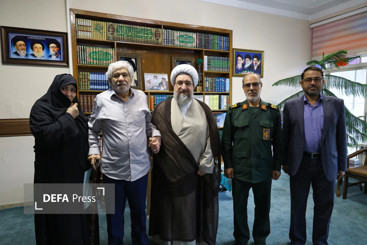 تصاویر/ تجلیل از حماسه‌سازان دفاع مقدس در دیدار حاج عوض محمدی با امام جمعه تبریز