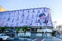 مشت‌های گره‌کرده به نشانه پیروزی؛ دیوارنگاره جدید جمهوری رونمایی شد