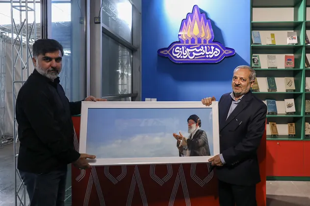 فیلم/ بازدید وزیر آموزش و پرورش از نمایشگاه در لباس سربازی