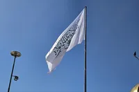 فیلم/ اهتزاز پرچم مزین به نام امیرالمؤمنین علی علیه‌السلام در تپه نورالشهدا شهرکرد در آستانه عید غدیر