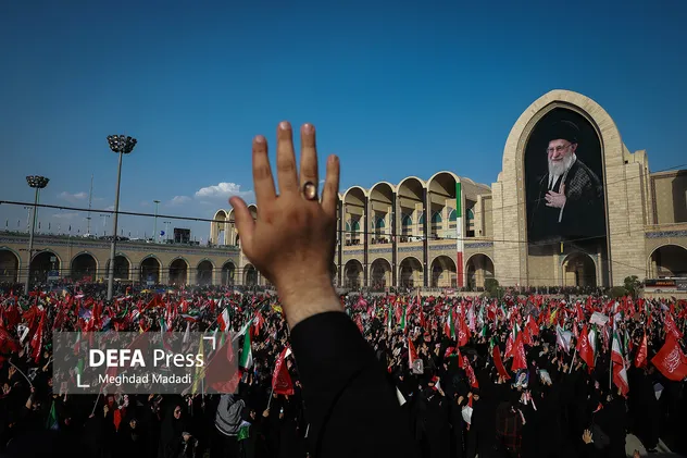 وداع مردم با قائد شهید در مصلی تهران - ۲