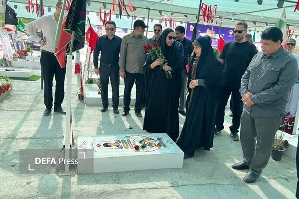 وزیر راه و شهرسازی به شهدای حادثه مدرسه «شجره طیبه» میناب ادای احترام کرد وزیر راه و شهرسازی به شهدای حادثه مدرسه «شجره طیبه» میناب ادای احترام کرد