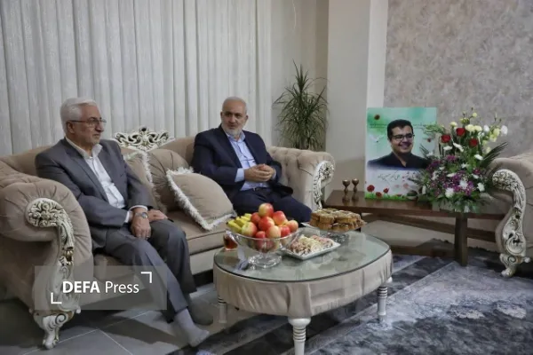 دیدار وزیر نیرو با خانواده شهدا
