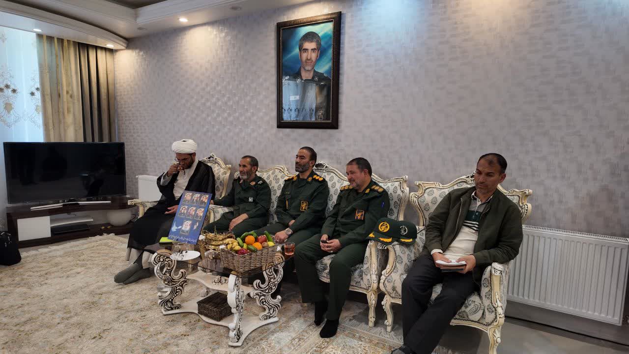 جانشین فرمانده سپاه حضرت روح الله استان مرکزی: خانوادههای شهدا سرمایههای معنوی انقلاب اسلامی هستند جانشین فرمانده سپاه حضرت روح الله استان مرکزی: خانوادههای شهدا سرمایههای معنوی انقلاب اسلامی هستند