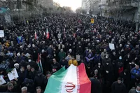 موج جمعیت سوگوار به سمت میدان انقلاب تهران در حال حرکت هستند