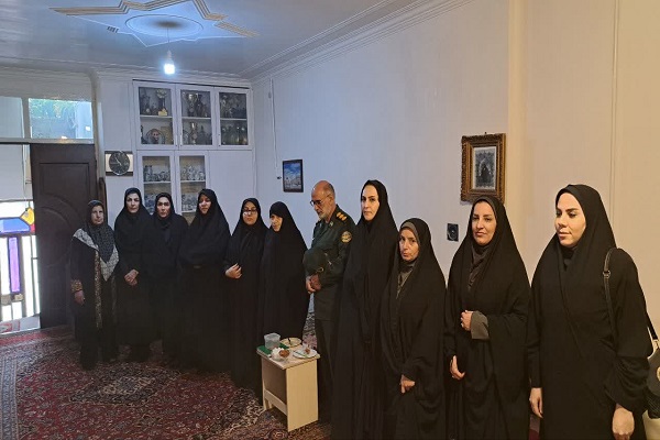 دیدار مسئولان لرستانی با بانوی پیشکسوت دفاع مقدس+ عکس