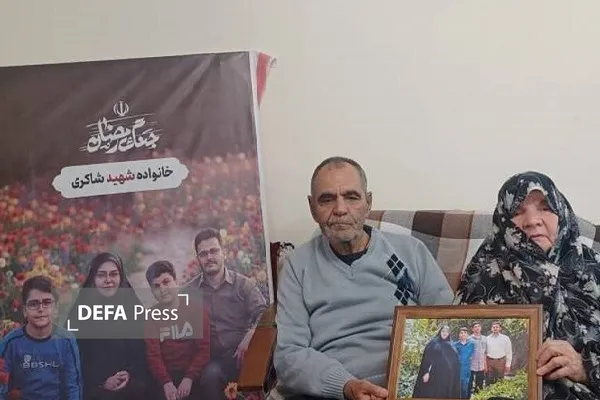 پدر و مادر شهیدان شاکری پدر و مادر شهیدان شاکری