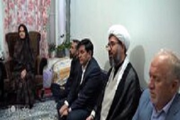 دیدار مسئولان کشوری و استانی با خانواده شهدای الیگودرز