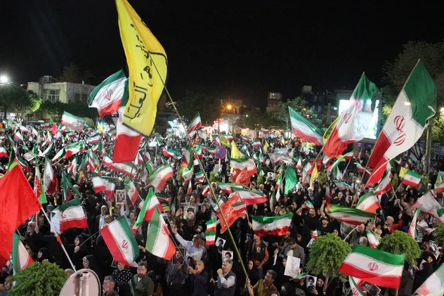 تصاویر/ طنین فریادهای انقلابی در قلب اراک؛ میدان شهدا صحنه تجدید بیعت شبانه با آرمان‌ها شد
