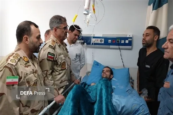 فرمانده مرزبانی فراجا از مرزبان مجروح هنگ مرزی بانه عیادت کرد
