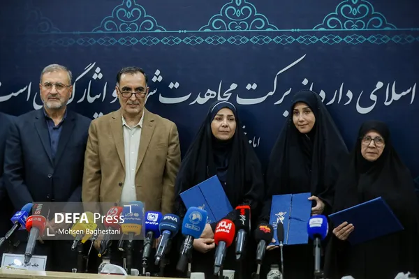 تجلیل از خانواده شهدا تجلیل از خانواده شهدا