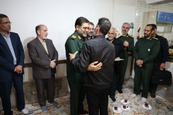 دیدار فرمانده سپاه استان و مدیرکل آموزش و پرورش استان همدان با خانواده شهید «مهدی شرکایی» + تصاویر