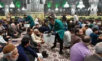 تصاویر/ توزیع ۸ هزار گل متبرک حرم مطهر رضوی