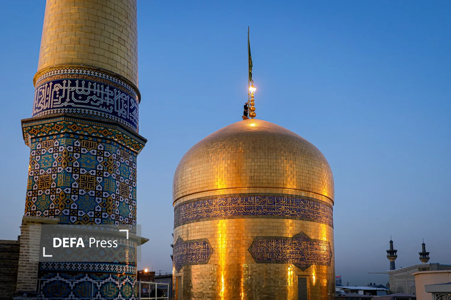 تصاویر/ تعویض پرچم و نصب کتیبه‌های شهادت امام حسن عسکری علیه‌السلام در حرم مطهر رضوی