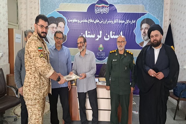 تجلیل از سربازان همزمان با هفته دفاع مقدس در اداره‌کل حفظ آثار دفاع مقدس و مقاومت لرستان