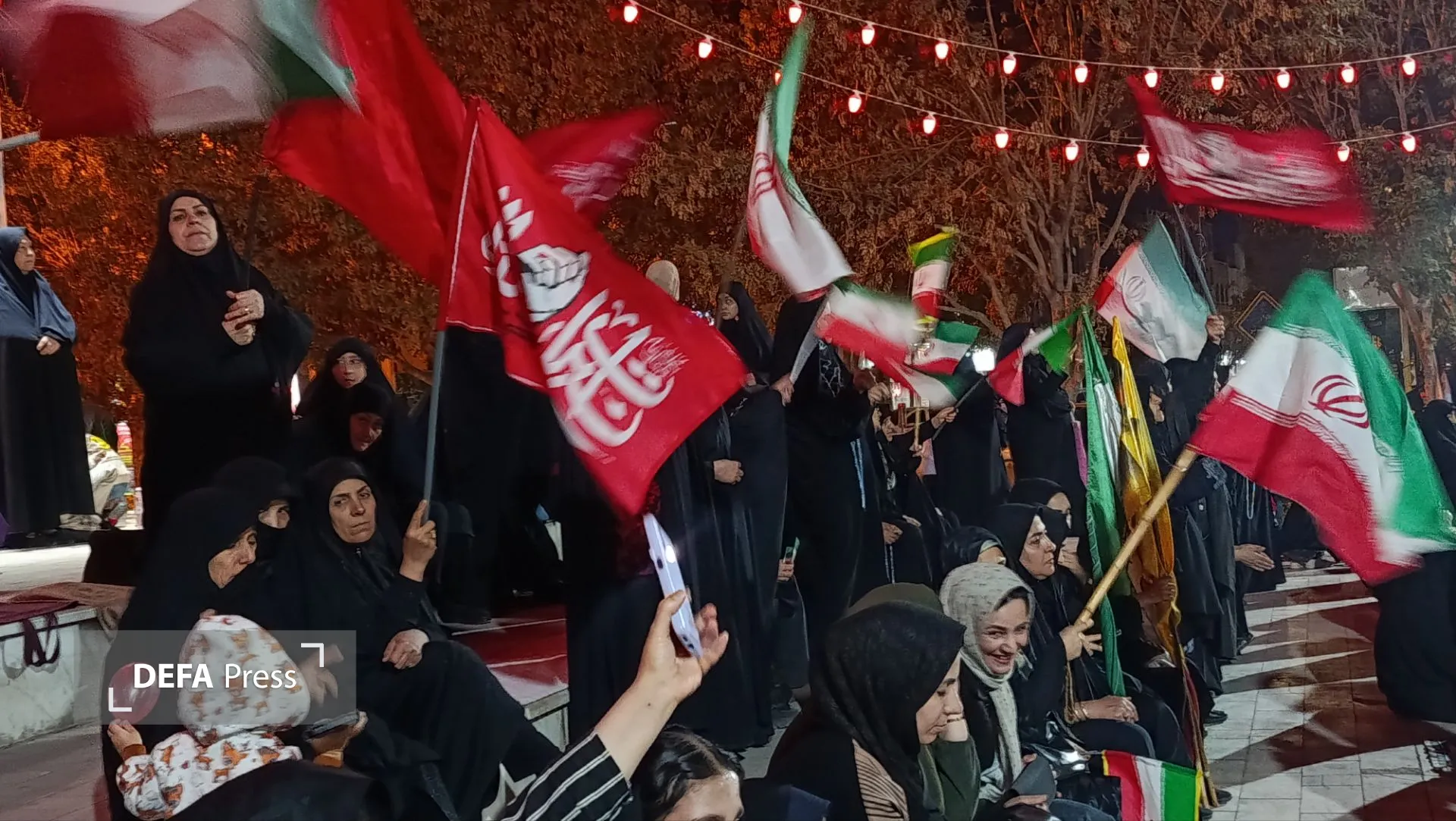 تصاویر/ تجمع شبانه میدان شهرداری قم با حال و هوای ایام فاطمیه(س)