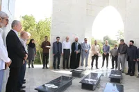 غبارروبی و عطرافشانی قبور مطهر شهدای گمنام دانشگاه آزاد اسلامی همدان + تصاویر