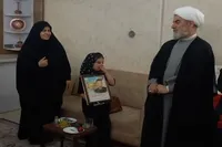 حضور مسئولان بوئین‌زهرا در منزل شهید روح‌الله نوری به مناسبت اولین سالگرد شهادت