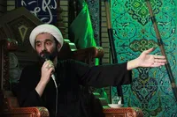 رهبر شهید شعار «هیهات من الذله» سر داده و بر آن ایستادگی کرد