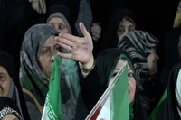 فیلم/ جمعی از فرماندهان پدافند هوایی ارتش در اجتماع شبانه مردم حضور یافتند