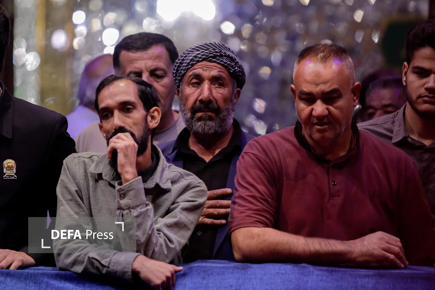 تصاویر/ تشرف هنرمندان نهضت مردمی پوستر انقلاب به حرم مطهر رضوی