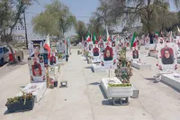 عطرافشانی قبور شهدای دانش آموز و معلم میناب با ۱۶۸ شیشه گلاب میمند فارس