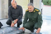 ادای احترام سرهنگ جوان به شهدای گمنام بوستان پیشکوه+ تصاویر
