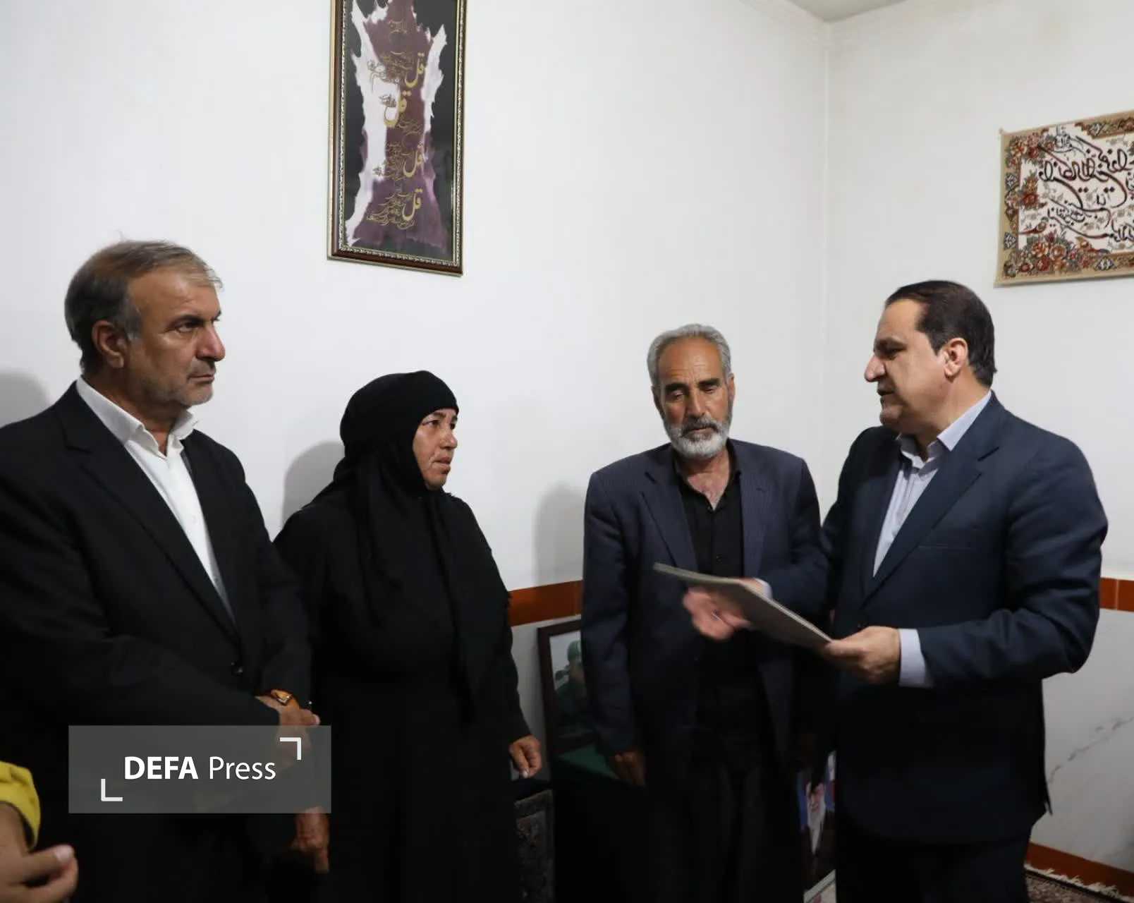 استادار ایلام با ده خانواده شهید دیدار کرد
