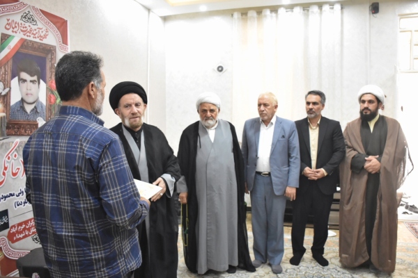 دیدار جمعی از مسئولین استانی با خانواده شهید «حمیدرضا ولی محمودوند» در خرم‌آباد+ عکس