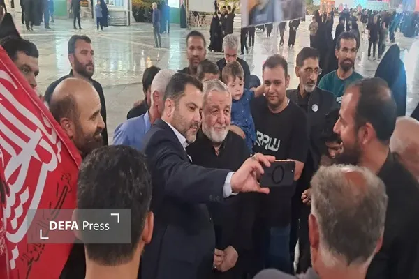 حضور مشاور فرمانده کل سپاه در حرم مطهر امام رضا (ع)