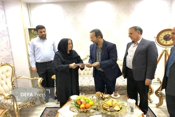 دیدار با خانواده شهدای سلامت کمترین وظیفه مسئولان است