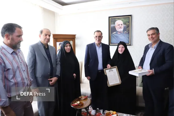 دیدار سید احمد موسوی با مادر شهید پاکپور دیدار سید احمد موسوی با مادر شهید پاکپور