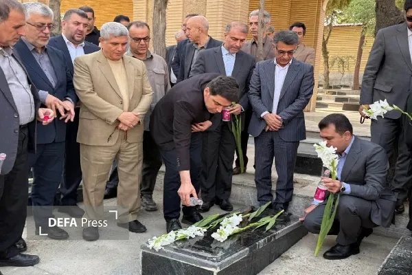 معاون علمی رئیس‌جمهور به شهدای کردستان ادای احترام کرد