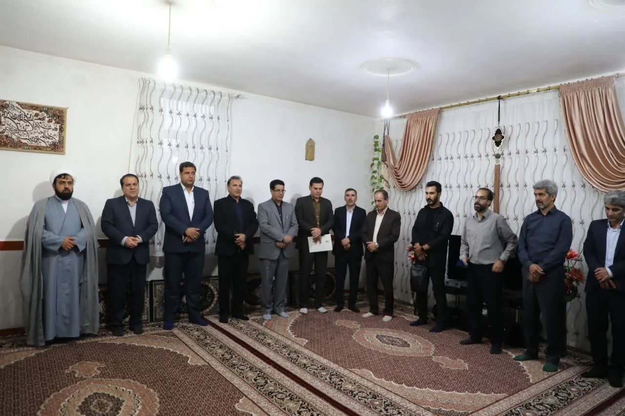 استادار ایلام با ده خانواده شهید دیدار کرد