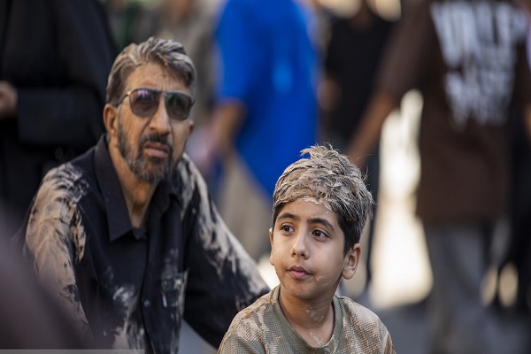 آیین «گل مالی» روز عاشورا در لرستان+ تصاویر