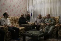 تصاویر/ دیدار فرمانده قرارگاه نجف اشرف نیروی زمینی سپاه با خانواده شهید جنگ رمضان، محمد تقی کمانی