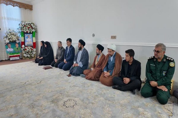 دیدار مدیرکل حفظ آثار دفاع مقدس کهگیلویه و بویراحمد با خانواده شهید «کمال علیزاده» از شهدای کوه سیاه کهگیلویه+ تصاویر