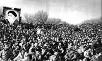 هنرمندان با تولید آثار فاخر دین خود را به انقلاب ادا کنند