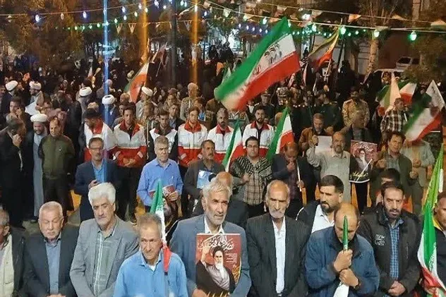 فیلم/ پرچم داری مردم رزن در یکصدویکمین شب از قرار‌های شبانه