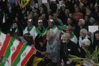 تصاویر/ اراک یکپارچه در میدان شهدا؛ تجدید میثاق مردم با آرمان‌های انقلاب، مبارزه با استکبار و بیعت با رهبری