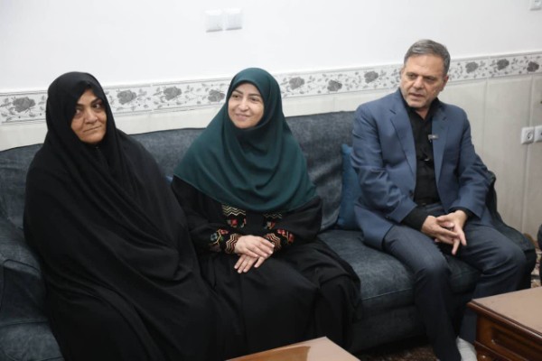 معاون رئیسجمهور با خانواده شهدای زنجانی دیدار کرد معاون رئیسجمهور با خانواده شهدای زنجانی دیدار کرد