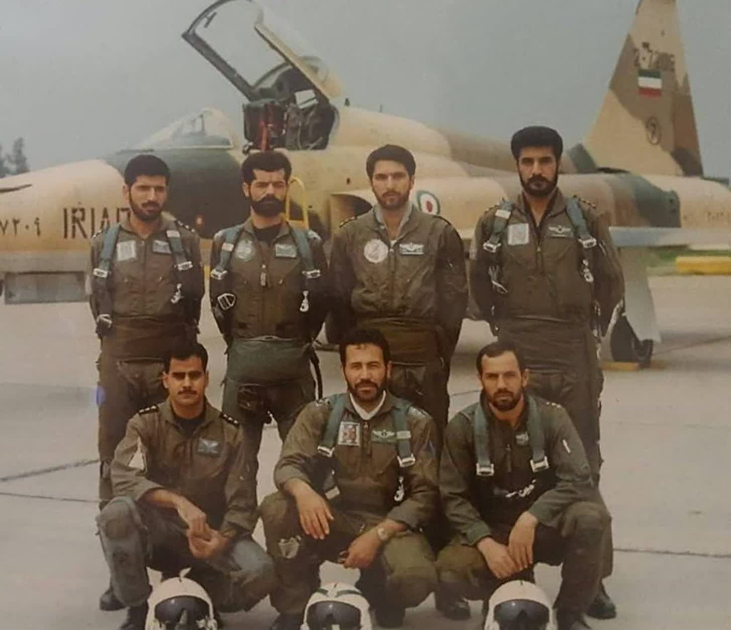 امیر سرلشکر خلبان شهید نصیرزاده در لباس خلبانی در کنار جنگنده اف۵