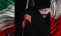 فیلم/ لبخندِ استقامت مادری که با پرچم ایران به استقبال فرزندانِ شهیدش رفت
