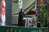 فیلم/ رجز خوانی دختر کردستانی در اجتماعات پر شور شبانه میدان آزادی سنندج